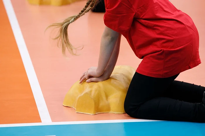 Туляки отработали навыки оказания первой помощи в рамках флешмоба «Дети спасают жизни»