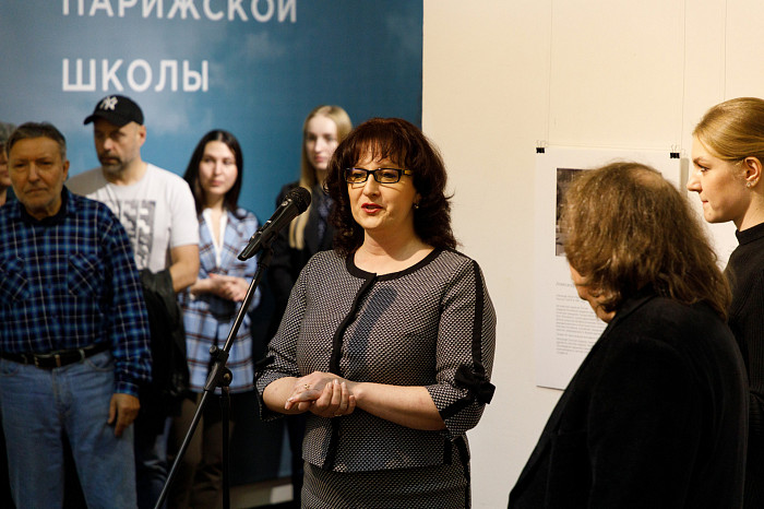 Таинственные маски и средневековые мотивы: в Туле открылась выставка художника Александра Майорова