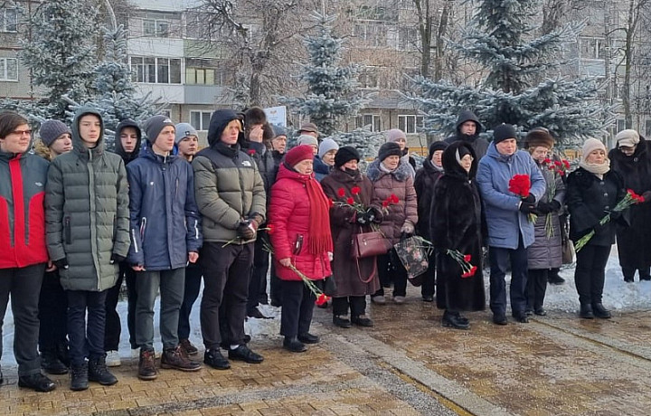 В Привокзальном округе Тулы прошло торжественное возложение цветов