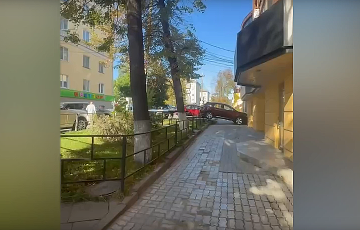 На улице Льва Толстого в Туле автоледи перепутала педали и врезалась в дом