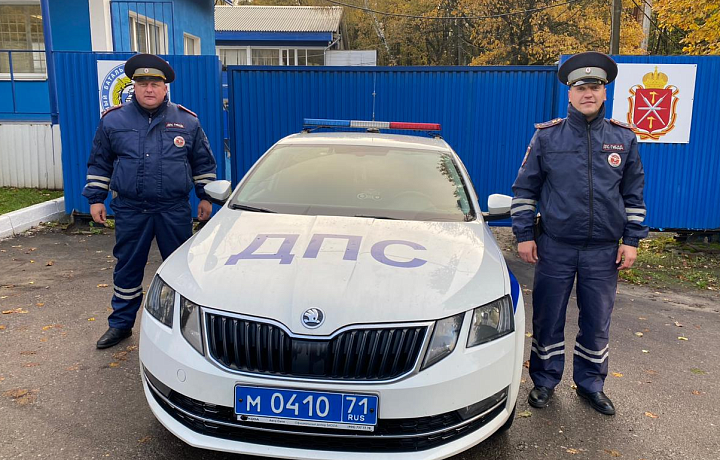 Тульские инспекторы ДПС спасли жизнь мужчине с серьезной травмой руки и кровотечением