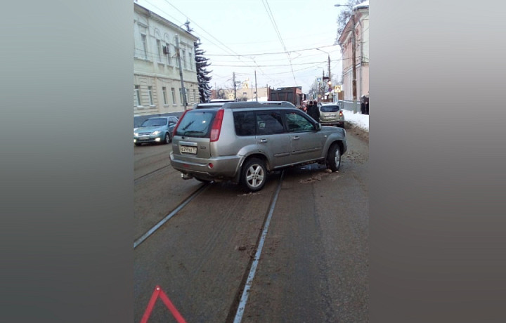 На улице Оборонной в Туле встали трамваи из-за ДТП с участием двух легковушек