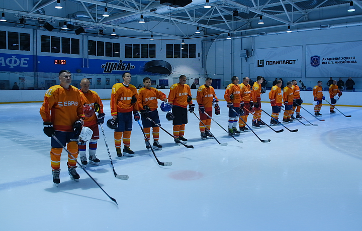 Любительская игра с ответственным подходом: команда «ЕВРАЗ» участвует в 15-м сезоне Ночной хоккейной лиги в Туле