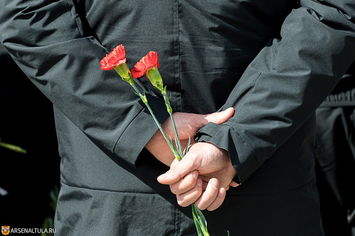 Футболисты «Арсенала» и волейболистки «Тулицы-2» возложили цветы к мемориалу «Защитникам неба Отечества»