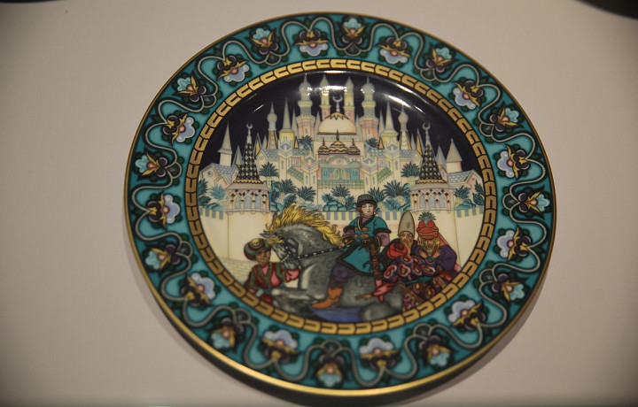 Винтажные декоративные тарелки «Сказки старой России» показали в тульском Фонде искусств