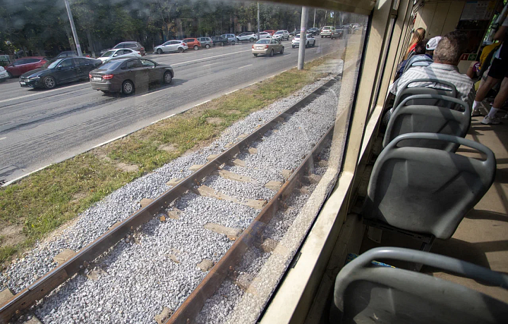 На улице Советской в Туле женщина, перебегая пути, врезалась в трамвайный вагон