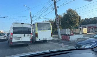 В Туле сломавшийся в районе Зеленстроя автобус спровоцировал автомобильную пробку