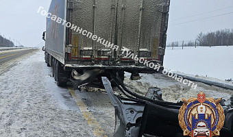 Иномарка влетела в стоящий грузовик на трассе М-4 в Венёвском районе