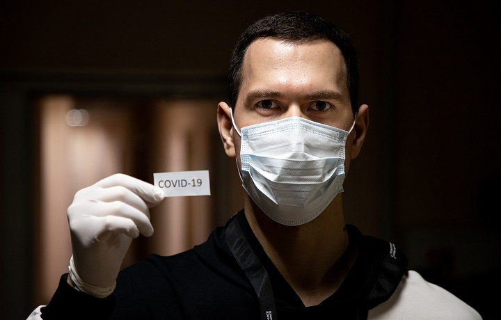 Портреты на окнах и чумной доктор в Туле – одиннадцать ярких фотографий времен пандемии коронавируса