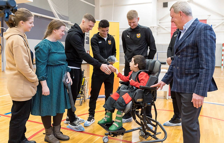 Футболисты тульского «Арсенала» подарили юному туляку детское инвалидное кресло-коляску