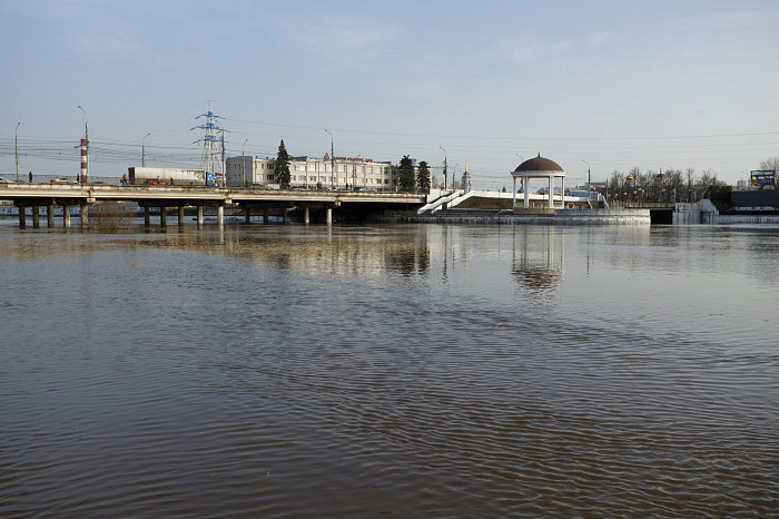 Заплыв у детского городка, затопленное кафе и завораживающая водная гладь: фоторепортаж с набережной в центре Тулы