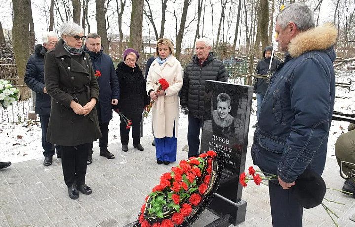 В Туле установили памятники героям-комсомольцам на Всехсвятском кладбище
