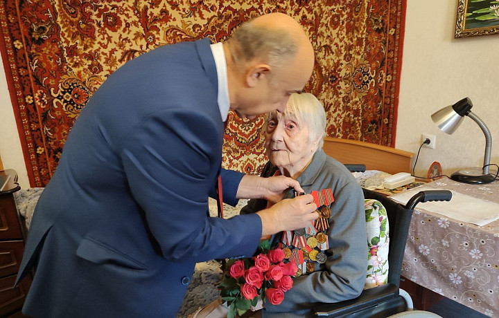 Помним и гордимся: тульским ветеранам вручили памятные медали
