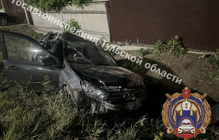 Lada Granta съехала в кювет на трассе под Тулой – два человека в больнице