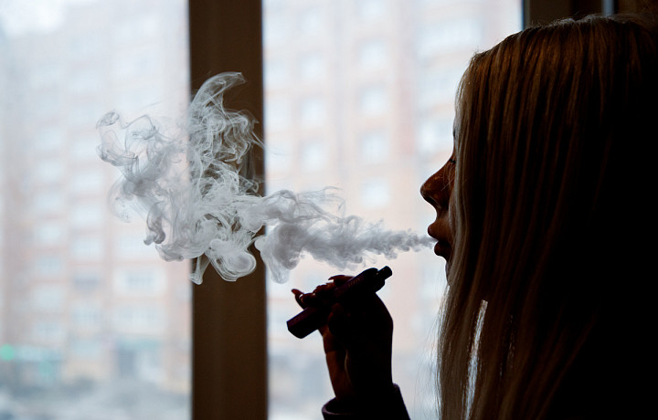 Эксперт заявил, что из-за курения вейпов рождение детей через 50 лет будет редкостью