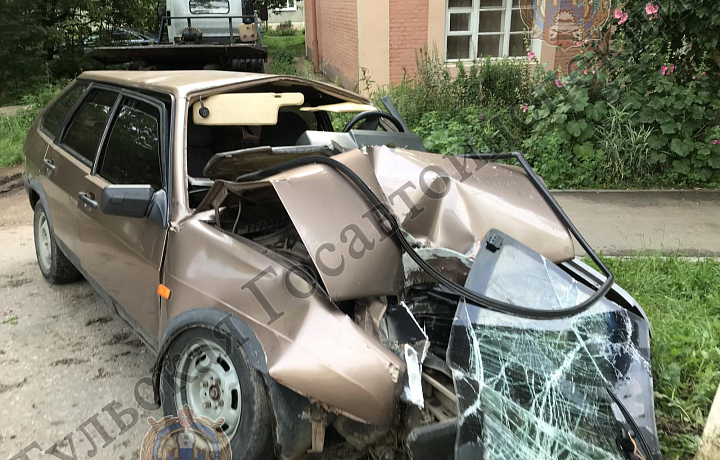 В Щекино из-за пьяного водителя, врезавшегося в опору ЛЭП, 17-летние девушки попали в больницу