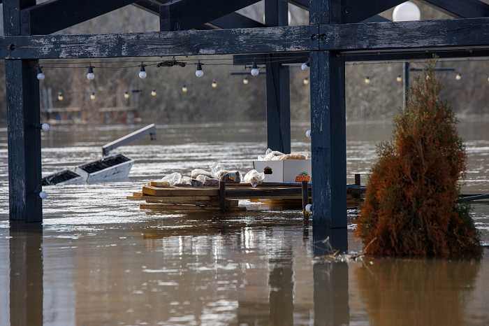 Заплыв у детского городка, затопленное кафе и завораживающая водная гладь: фоторепортаж с набережной в центре Тулы