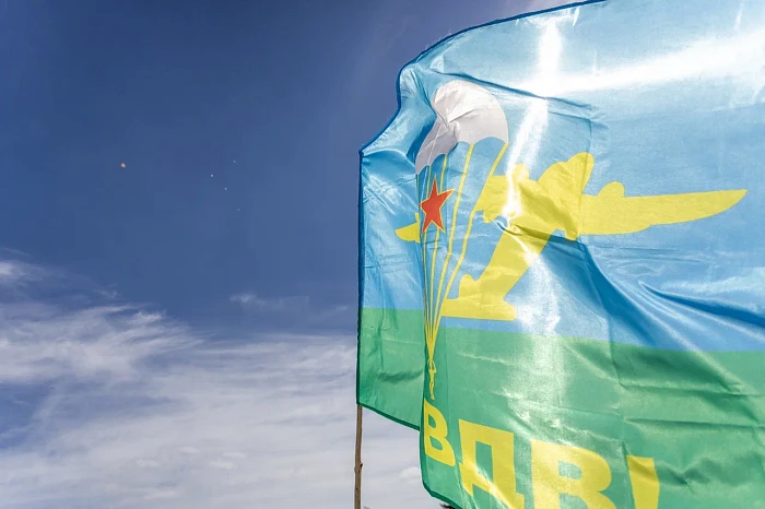 Алексей Дюмин поздравил тульских десантников с Днем ВДВ