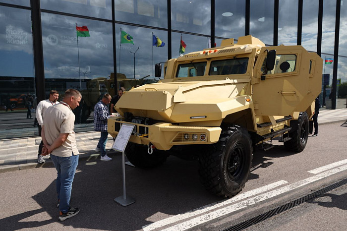 Люди, машины, роскошь: яркие фото третьего дня ПМЭФ-2024