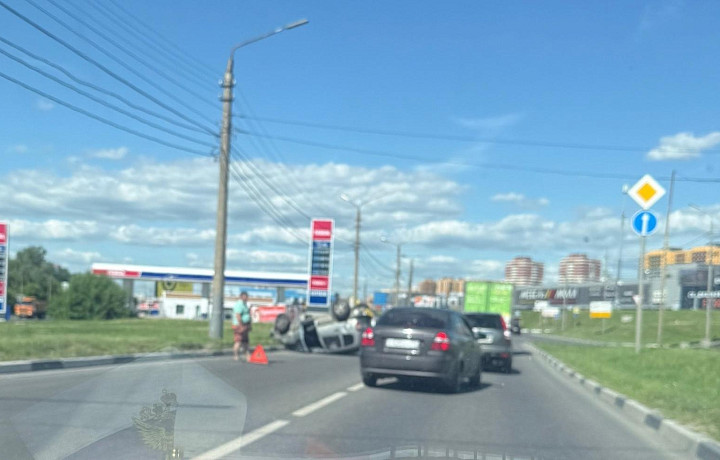 На Восточном обводе в Туле собралась пробка из-за перевернувшегося авто