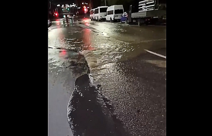 На улице Хворостухина в Туле ночью затопило дорогу