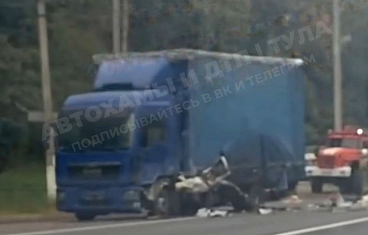 Под Тулой столкнулись грузовик и «ГАЗель»