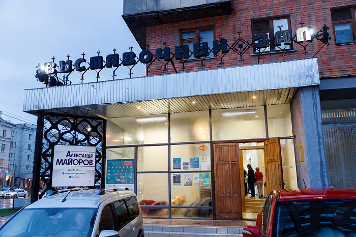 Таинственные маски и средневековые мотивы: в Туле открылась выставка художника Александра Майорова