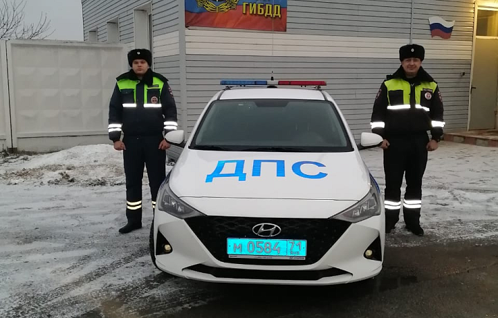 Сотрудники Госавтоинспекции оказали помощь иногороднему водителю в Ефремовском районе