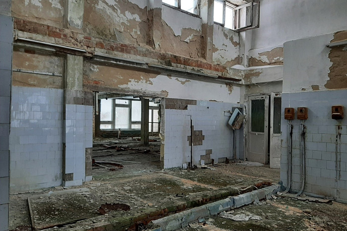 Остались стеклоблоки, граненые стаканы, фотообои и бюст Ленина: под Тулой продают заброшенную советскую спортбазу