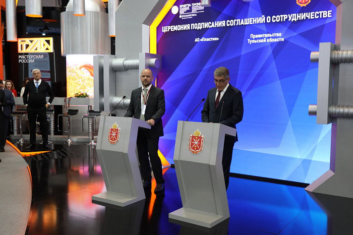 Люди, машины, роскошь: яркие фото третьего дня ПМЭФ-2024