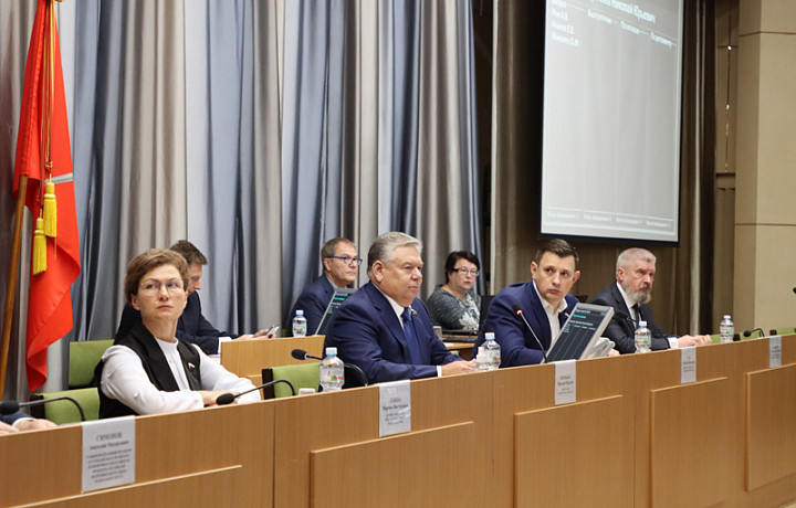 На заседании областной Думы было принято 19 законов области