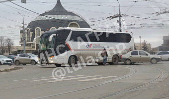 На улице Октябрьской в Туле собралась пробка из-за ДТП на Зареченском мосту