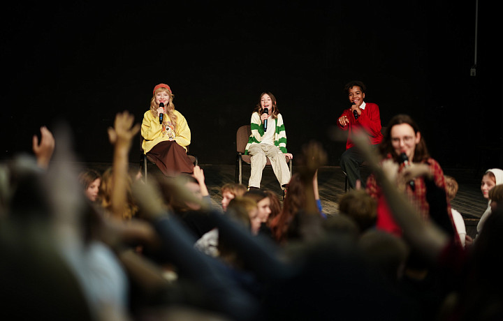 Звездные гости в Поленово: «Папина дочка» Ева Смирнова встретилась с курскими школьниками в тульском лагере