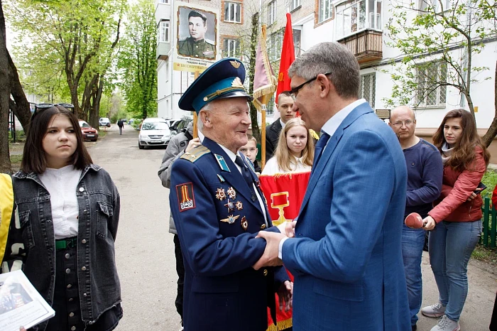 Тульские кадеты и студенты поздравили ветерана Великой Отечественной войны с наступающим Днем Победы