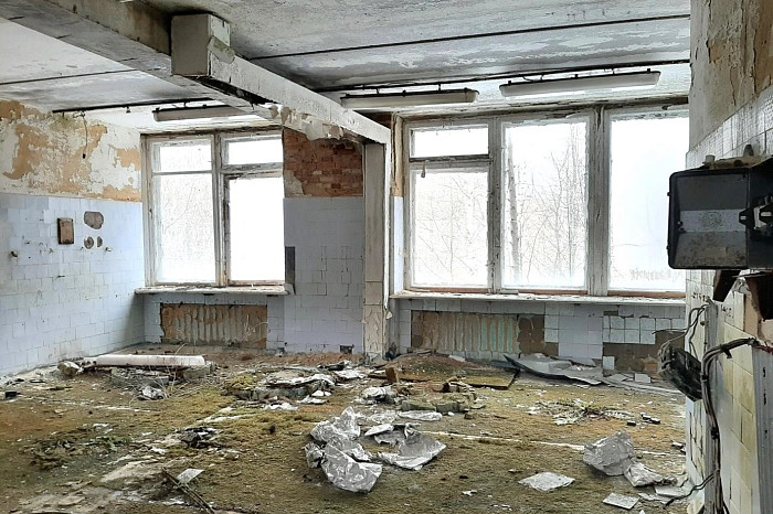 Остались стеклоблоки, граненые стаканы, фотообои и бюст Ленина: под Тулой продают заброшенную советскую спортбазу