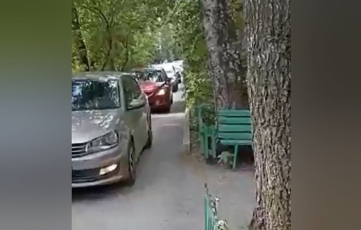 Автомобилисты превратили двор дома на проспекте Ленина в Туле в оживленную трассу