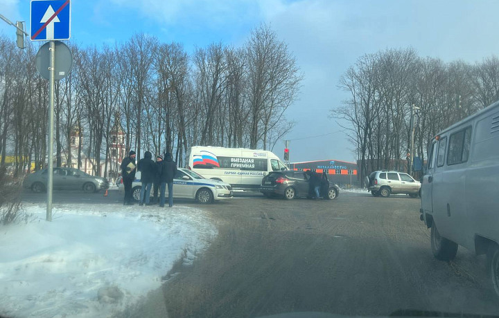 На Новомосковском шоссе в Туле образовалась пробка из-за ДТП с машиной "Единой России"