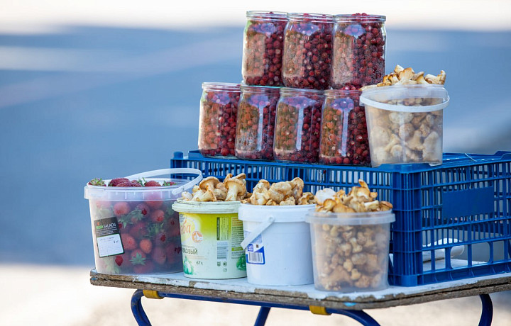 В Тулу везут грибы и землянику из Орловской области