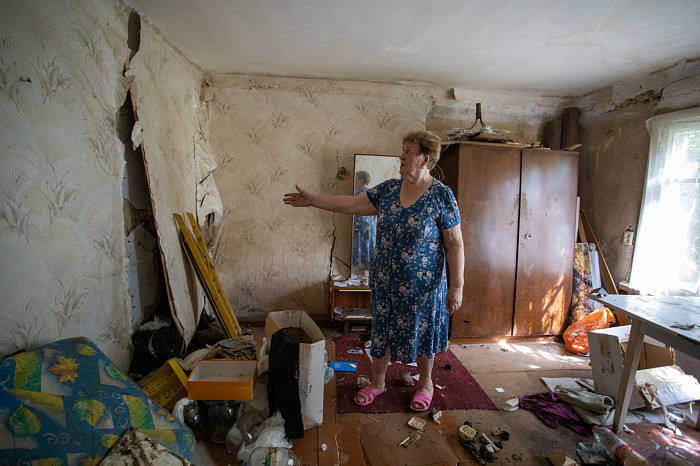 «Дыры в стенах закрываем куртками»: как жители аварийного дома в Щекинском районе пять лет ждут расселения