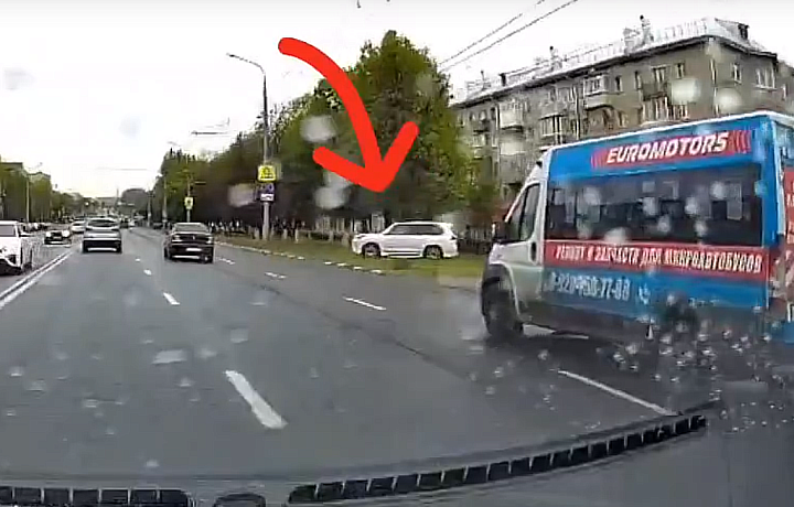 На проспекте Ленина в Туле водитель Lexus решил проехать по газону