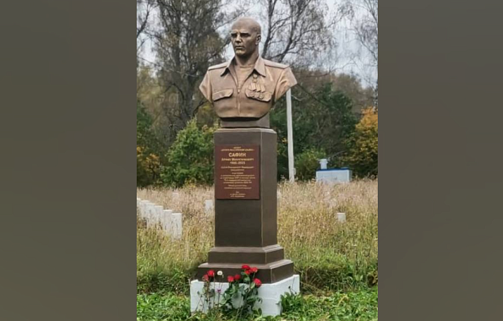 В деревне Федора Конюхова в Тульской области открыли бюст Героя России Алмаза Сафина