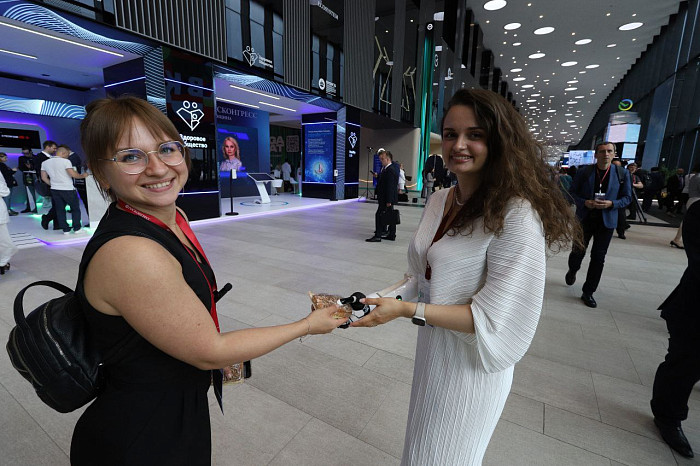 Люди, машины, роскошь: яркие фото третьего дня ПМЭФ-2024