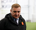 Дюмин посетил новый футбольный манеж в Туле: осмотрел объект, обнялся с детьми, помог ребенку завязать шнурки