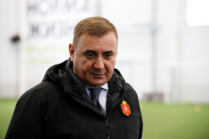 Дюмин посетил новый футбольный манеж в Туле: осмотрел объект, обнялся с детьми, помог ребенку завязать шнурки