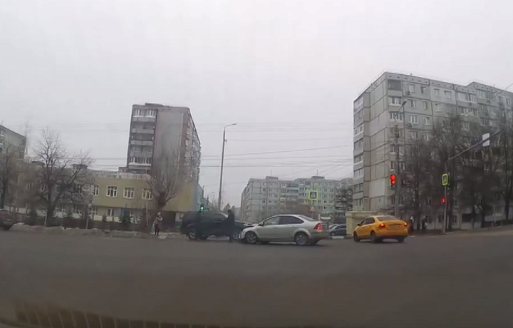 На пересечении улиц Фрунзе и Братьев Жабровых в Туле столкнулись Ford и Nissan