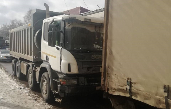 На улице Рязанской в Туле произошло ДТП с двумя грузовиками