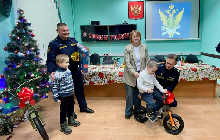 Тульские приставы исполнили новогодние желания детей в рамках акции «Ёлка желаний»