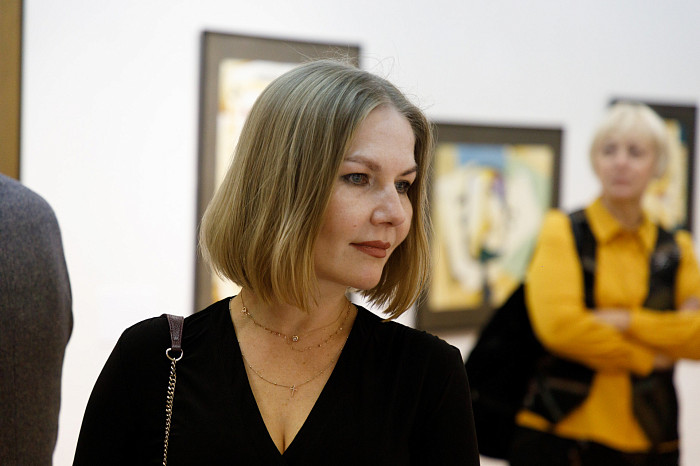 Таинственные маски и средневековые мотивы: в Туле открылась выставка художника Александра Майорова