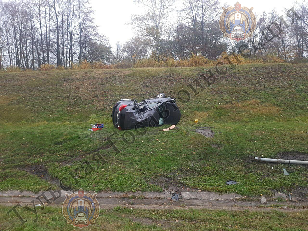 В Воловском районе водитель Toyota RAV4 врезался в дорожный знак и перевернулся