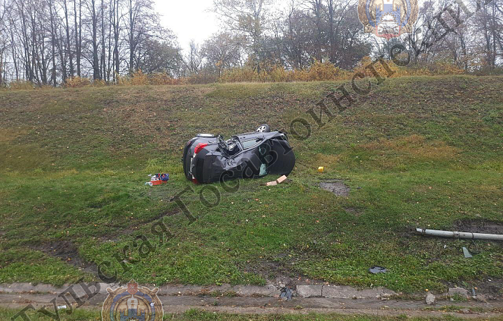 В Воловском районе водитель Toyota RAV4 врезался в дорожный знак и перевернулся